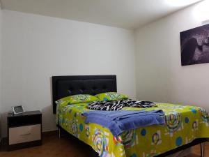 Un pat sau paturi într-o cameră la New Cozy Apartment in the Poblado, San Lucas