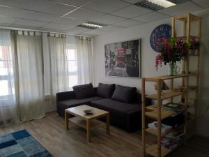 - un salon avec un canapé et une table dans l'établissement Friedens apartment, à Plauen