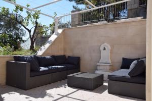Posedenie v ubytovaní Luxury Seaside Villa with a classic Mediterranean Olive Garden, a fully equipped Professional Kitchen, Pool, Sauna, Padle Boards and Canoe - Miolin Beach House