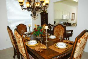 uma mesa de jantar com cadeiras e uma sala de jantar em Windsor Hills Resort - Enchanted Crystal Castle em Orlando
