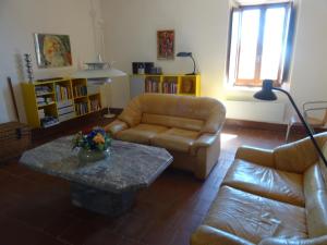 Ruang duduk di Villa Garibaldi