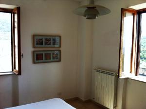 een slaapkamer met 2 ramen en een bed erin bij Villa San Filippo in Cori