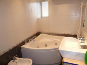 een badkamer met een bad, een wastafel en een toilet bij Villa San Filippo in Cori +36 foto's