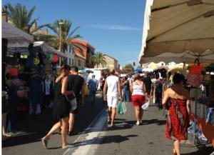 a group of people walking down a street at a market at Studio rénové balcon ensoleillé et calme in La Londe-les-Maures