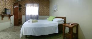 マンバヤオにあるMountain View Cottagesのベッドルーム1室(ベッド2台、窓付)