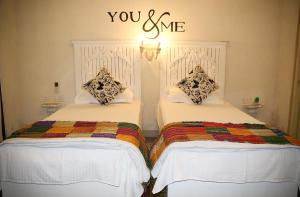 A bed or beds in a room at OboSheyShey - অবশেষে