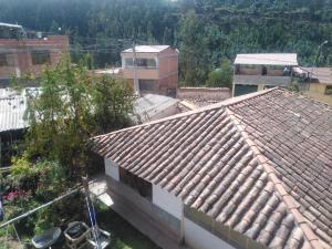 una vista aérea de una casa con techo en Casita Santa Ana, en Cusco