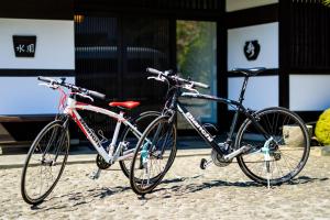 在Shirakabe内部或周边骑自行车