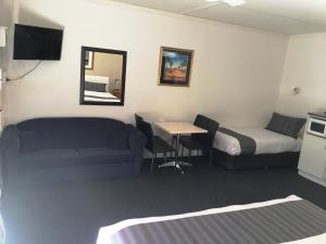 Nicholas Royal Motel - No Pets Allowed客房内的一张或多张床位