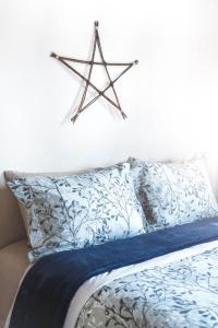 a bedroom with a blue bed with a star on the wall at Willow Grove B&B Inn in Horsefly