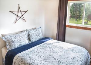 een slaapkamer met een bed en een raam bij Willow Grove B&B Inn in Horsefly