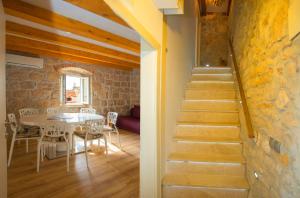schody prowadzące do jadalni ze stołem w obiekcie Villa Veli Varos w Splicie