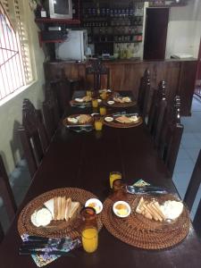 een lange tafel met borden eten erop bij Napo Beach Resort in Maripipi