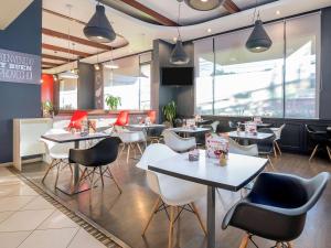 
a dining room with tables, chairs, and tables at ibis Santiago Estacion Central in Santiago
