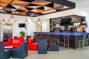 a bar with red chairs and a blue counter at Sleep Inn Tuxtla in Tuxtla Gutiérrez