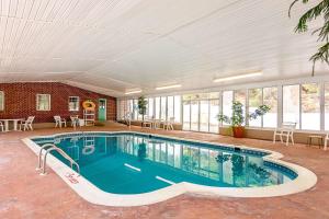 Der Swimmingpool an oder in der Nähe von Quality Inn Burkeville Hwy 360& 460