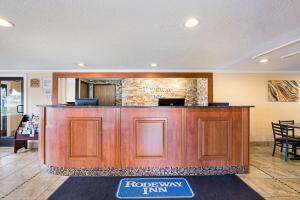 a hotel lobby with a reception counter with at Rodeway Inn Metro Airport in Romulus