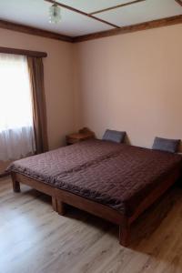 1 dormitorio con 1 cama grande en una habitación en U Mariana en Mrukowa