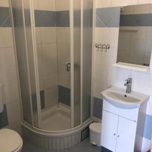 Ένα μπάνιο στο Ari Apartments