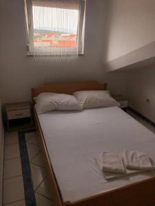 Ένα ή περισσότερα κρεβάτια σε δωμάτιο στο Ari Apartments