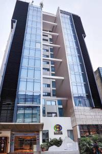 un edificio alto con ventanas de cristal delante de él en HANSA- A Premium Residence en Dhaka