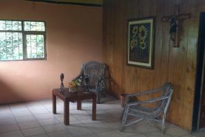 a room with two chairs and a table and a window at Ecovita Organic Lodge & Farm in Pallatanga