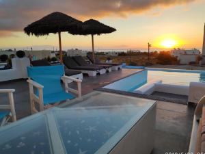 Bazén v ubytování Santoxenia luxury villa nebo v jeho okolí