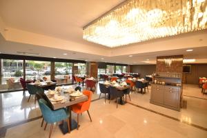 Restoran atau tempat lain untuk makan di NEW KARAMAN HOTEL