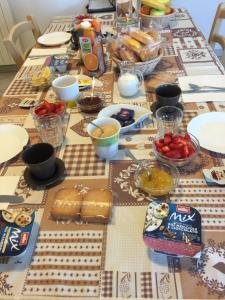 uma mesa com uma toalha de mesa com comida em B&B Gigi’ em Marina di Massa
