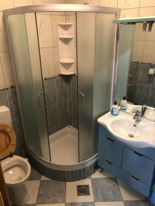 Ένα μπάνιο στο Ari Apartments