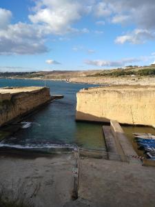 uma vista de um corpo de água com barcos nele em B&B Alicino em Cerfignano