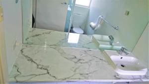 Glenelg beach gateway Studio Apartment的一间浴室