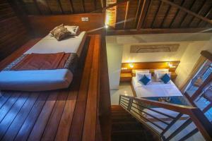 A bed or beds in a room at Gunung Merta Bungalows