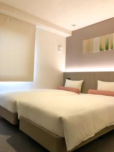 Tempat tidur dalam kamar di Doutonbori Crystal Hotel IV