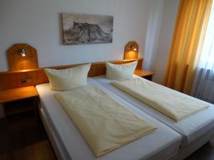 Ένα ή περισσότερα κρεβάτια σε δωμάτιο στο Hotel Sonne - Haus 1