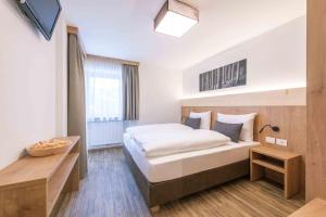 a hotel room with a bed and a table at Residence Lersc in Badia