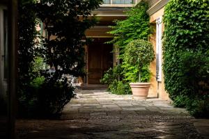 una puerta a una casa con una planta en una olla en Grand Hôtel du Lion d'Or, en Romorantin-Lanthenay