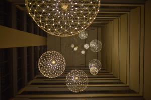 um grupo de luzes penduradas num corredor com escadas em NEW KARAMAN HOTEL em Karaman