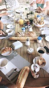 une table garnie d'assiettes de nourriture et de boissons dans l'établissement La haute verrerie, au Cannet-des-Maures