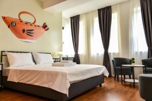 Katil atau katil-katil dalam bilik di Osten Art Hotel