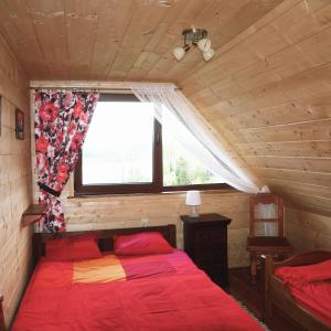 Un pat sau paturi într-o cameră la Świerkowe Chatki