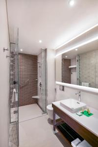 Koupelna v ubytování Hyatt Place Dubai Wasl District