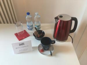 Příslušenství pro přípravu čaje a kávy v ubytování Albergo Ristorante Belcantone