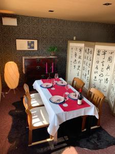 笠岡市にあるオーベルジュ美の浜 流石のダイニングルームテーブル(赤と白のテーブルクロス付)