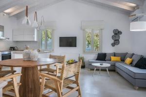 een keuken en een woonkamer met een tafel en een bank bij Olvio Living by the Sea in Sami