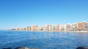 widok na plażę z budynkami i wodą w obiekcie Fuengirola & sea views by ELE Apartments w mieście Fuengirola