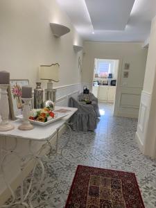 un soggiorno con un vassoio di cibo su un tavolo di B&B ALVINO a Bientina