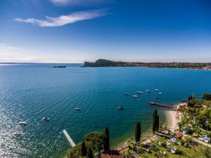 - Vistas a una gran masa de agua con barcos en Campeggio Ideal Molino, en San Felice del Benaco