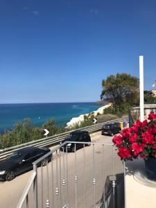 uitzicht op de oceaan vanaf een parkeerplaats bij La Perla Scala dei Turchi in Realmonte