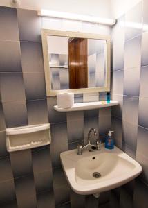 W łazience znajduje się umywalka i lustro. w obiekcie Nitsas studio's w mieście Kremasti